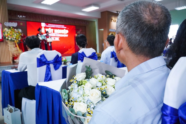 Lên nhận bằng thay trong lễ tốt nghiệp, phụ huynh bật khóc vì quá nhớ con - 5