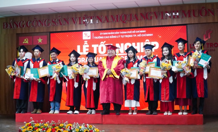 Lên nhận bằng thay trong lễ tốt nghiệp, phụ huynh bật khóc vì quá nhớ con - 6