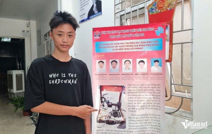 Nguyễn Viết An Minh bên sáng kiến khoa học của mình. Ảnh: Lê Dương