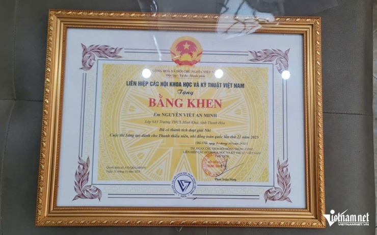 Bằng khen đạt giải Nhì quốc gia. Ảnh: Lê Dương