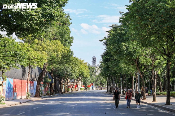 Hà Nội nắng 'đổ lửa' hơn 40°C, phố đi bộ Hồ Gươm vắng vẻ khác lạ ngày cuối tuần - 2