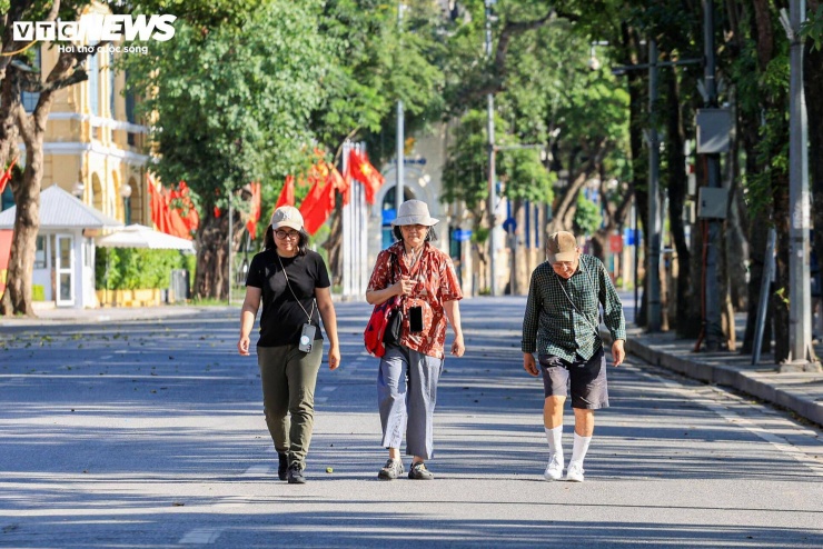 Theo dự báo, nhiệt độ đo được tại Hà Nội khoảng 38°C. Tuy nhiên, nhiệt độ cảm nhận thực tế ngoài trời cao hơn từ 2 đến 4°C do hiệu ứng hấp thụ nhiệt từ mặt đường nhựa, bê tông và các công trình đô thị.