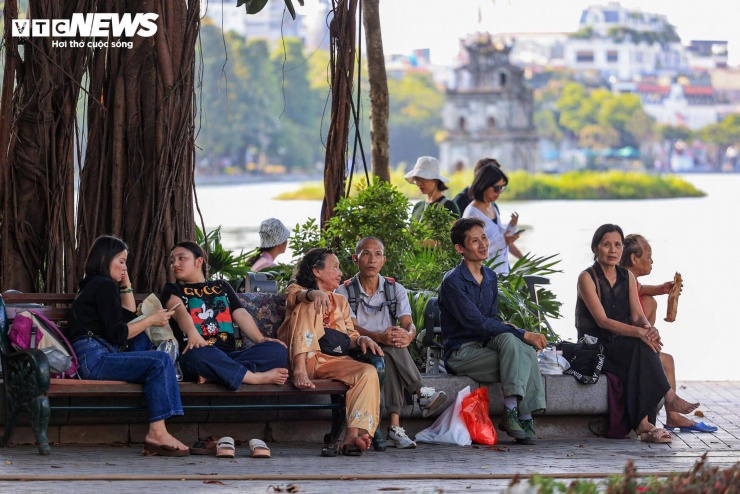 Nhiều khoảng không gian công cộng, ghế đá ven hồ trở thành điểm dừng chân của nhiều người giữa trưa nắng đỉnh điểm.