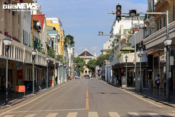 Đến khoảng 15h30, phố Tràng Tiền thưa vắng, người qua lại lác đác giữa cái nóng oi ả.