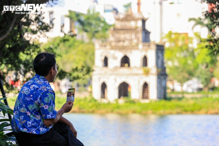 "Thông thường cuối tuần khách ra Hồ Gươm rất đông, nhất là buổi chiều. Nhưng hôm nay trời nóng kéo dài nên du khách ngại ra ngoài trời, lượng người đi bộ quanh hồ cũng ít hơn hẳn”, một người dân sinh sống ở phường Hoàn Kiếm chia sẻ.
