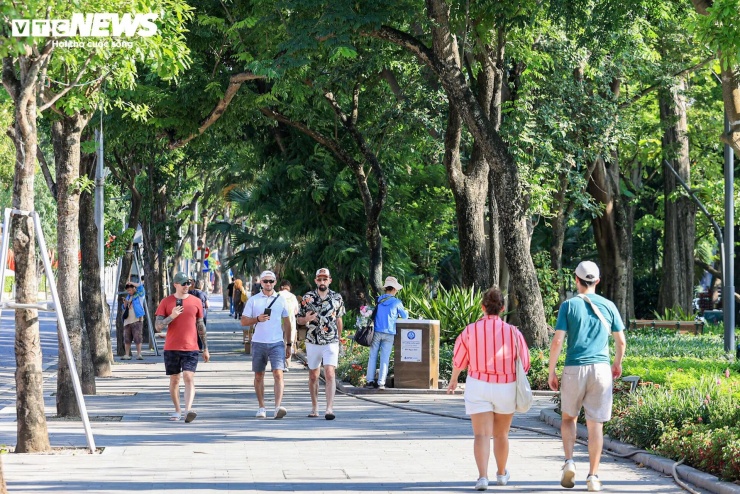 Nhiều du khách nước ngoài tranh thủ di chuyển nhanh giữa các điểm tham quan, hạn chế đi bộ lâu dưới thời tiết nắng nóng.
