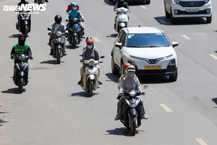 Từ ngày 28/5, khu vực Hà Nội khả năng xuất hiện mưa rào và dông trở lại, nền nhiệt giảm dần. Tuy nhiên, cơ quan khí tượng cảnh báo mưa dông sau chuỗi ngày nắng nóng kéo dài có thể đi kèm lốc, sét, mưa đá và gió giật mạnh.