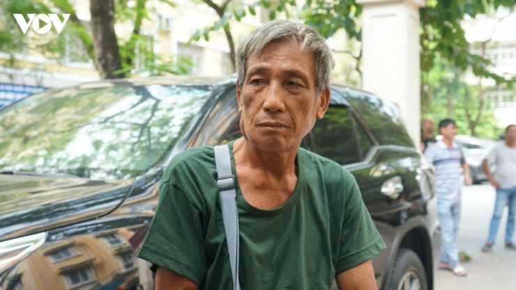 Từ Lương Sơn, Phú Thọ (Hòa Bình cũ) lên Hà Nội dự thi vào lớp 10 chuyên Khoa học Xã hội và Nhân văn hôm nay, ông Đồng Văn Dớ (70 tuổi) đi xe máy đưa cháu lên Hà Nội từ chiều 22/5. Dưới cái nóng oi bức của mùa hè, sau 1 giờ di chuyển, hai ông cháu đã có mặt tại nhà người quen gần trường để nghỉ ngơi và chuẩn bị tinh thần cho kỳ thi quan trọng này. “Sáng nay, hai ông cháu tôi có mặt tại điểm thi từ rất sớm vì sợ tắc đường, muộn giờ thi. Tôi là cựu chiến binh, bố mẹ cháu đi làm xa, tôi có nhiều thời gian ở nhà nên đưa cháu đi thi. Trước khi vào phòng thi tôi thấy cháu khá bình tĩnh, tự tin. Tôi chỉ biết động viên cháu bình tĩnh làm bài bằng hết khả năng của mình và không được mang tài liệu gì vào phòng thi, dù thi xong chưa biết luôn kết quả thế nào nhưng tôi mong cháu đạt được nguyện vọng mà mình mơ ước, bõ công sức, thời gian đã bỏ ra để ôn luyện”, ông Dớ chia sẻ. 