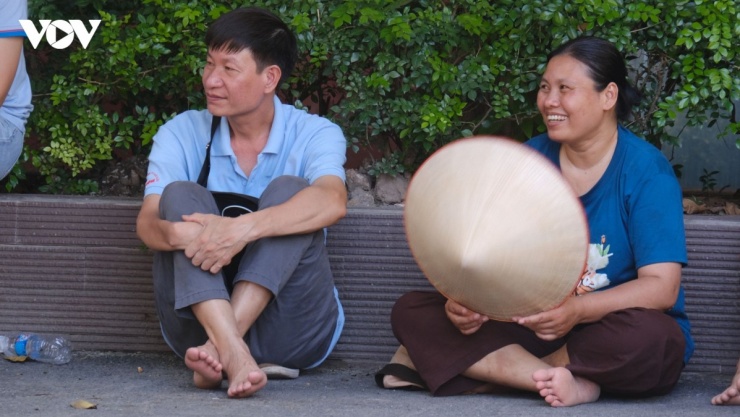 Cũng giống ông Dớ, 3 ba mẹ con chị Lưu Thị Nhi, Hưng Yên (Thái Bình cũ, chị Nhi mặc áo xanh bên phải) cũng có mặt tại Hà Nội từ ngày 22/5 để chuẩn bị dự thi vào 10 chuyên Khoa học tự nhiên. Con trai cả của chị hiện đang học Đại học Công nghiệp Hà Nội thuê nhà trọ cho 3 mẹ con gần điểm thi để tiện đi lại, nghỉ ngơi nên chị cũng yên tâm phần nào. “Ba mẹ con tôi đi xe khách lên Hà Nội từ chiều qua để con được nghỉ ngơi. Dù kỳ vọng nhưng cũng không dám tạo áp lực vì hai cháu nhà tôi quyết tâm học lắm. Trước khi vào phòng thi, tôi cũng dặn các con đừng để căng thẳng quá, cứ bình tĩnh làm bài chắc chắn sẽ có kết quả tốt”, chị Nhi nói.