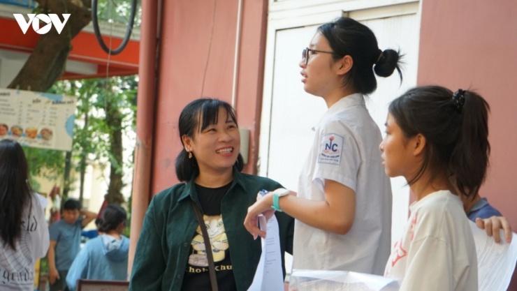 Kỳ thi sẽ qua, nhưng hình ảnh những bậc cha mẹ lặng lẽ chờ con ngoài cổng trường sẽ còn đọng lại. Sự đồng hành âm thầm, ánh mắt tin tưởng và những lời động viên giản dị chính là nguồn động lực quý giá, tiếp thêm tự tin để các sĩ tử vững vàng bước qua dấu mốc đầu đời. Sáng mai (24/5), thí sinh làm bài thi các môn chuyên.