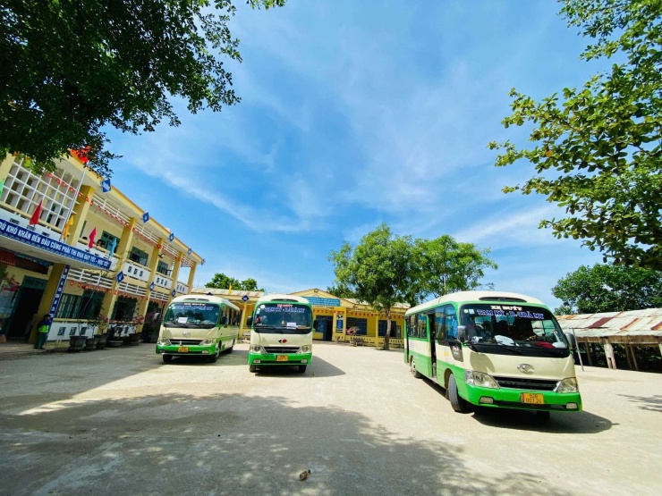Nhà trường thuê xe buýt đưa đón các em từ xã Trà Đốc đến nơi dự thi. Ảnh: D.B