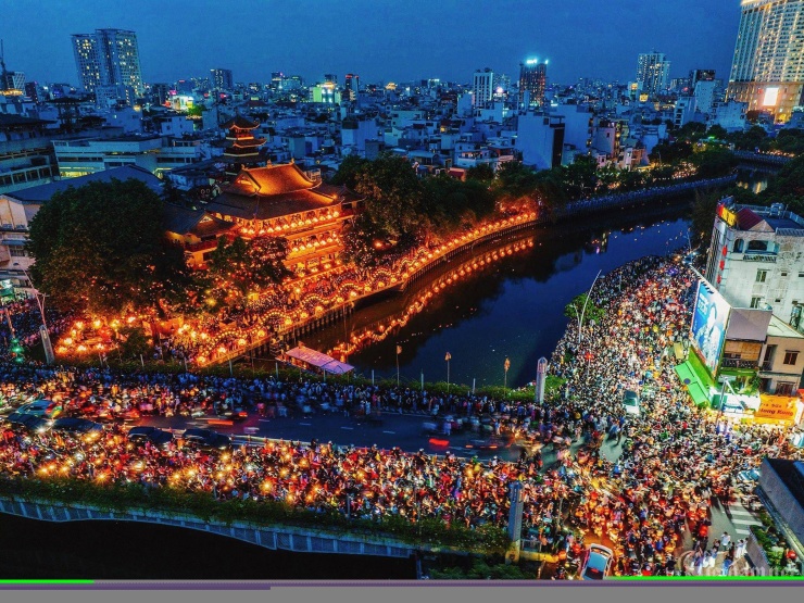 Lễ thả hoa đăng và cầu nguyện nhân dịp Đại lễ Phật Đản tại chùa Pháp Hoa (TPHCM). Ảnh: Nguyễn Huế