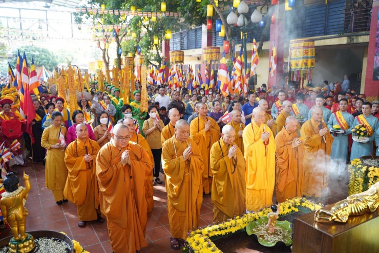 Hòa thượng Thích Bảo Nghiêm cùng các chư tôn đức Tăng, Ni làm lễ Phật đản tại chùa Bằng A năm 2025. Ảnh: Chùa Bằng A