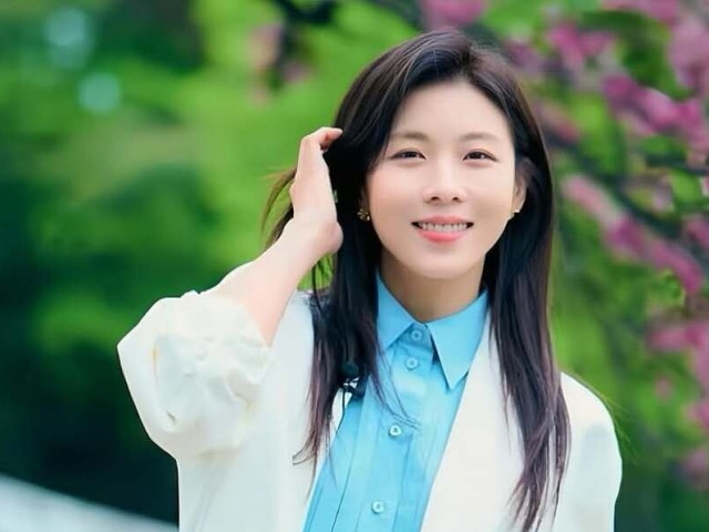 'Hoàng hậu Ki' Ha Ji Won gây sốt với phong cách sinh viên