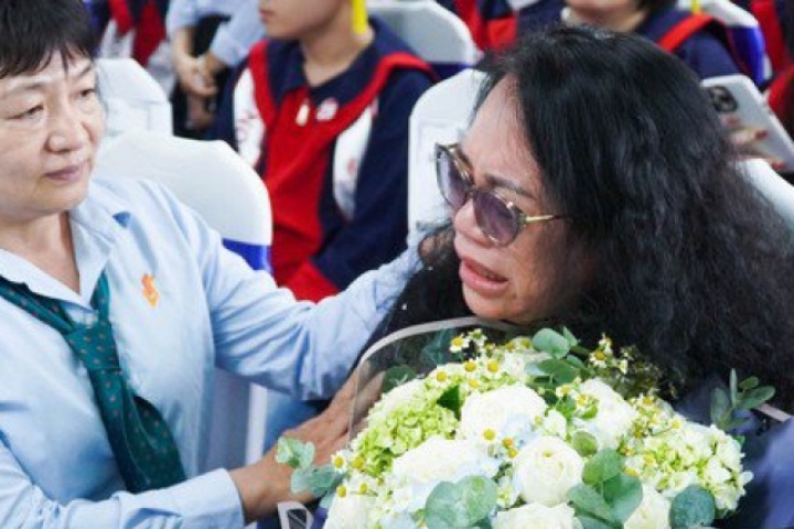Lên nhận bằng thay trong lễ tốt nghiệp, phụ huynh bật khóc vì quá nhớ con