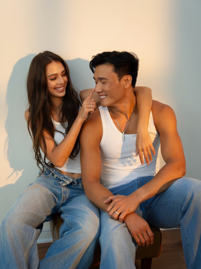 Vợ chồng Bùi Tiến Dũng tình tứ trong bộ ảnh thời trang nhân dịp kỷ niệm 4 năm ngày cưới. Ảnh: _d_i_an_k_a_