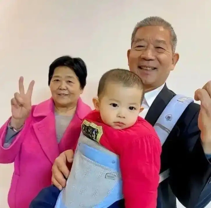 Vợ chồng ông Huang và con gái năm 202. Ảnh: Tạp chí Hôn nhân và Gia đình Trung Quốc