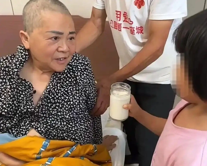 Bé Tianci chăm sóc mẹ vào tháng 5/2026. Ảnh: Tạp chí Hôn nhân và Gia đình Trung Quốc