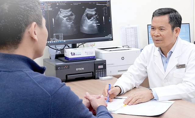 Bác sĩ thăm khám cho người bệnh. Ảnh: BVCC