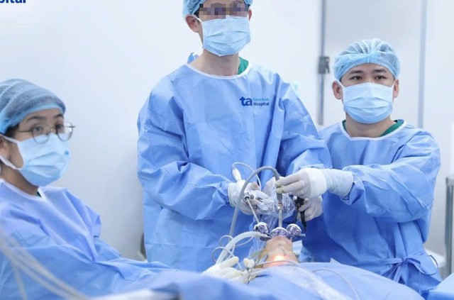 Bác sĩ Tấn và ê kíp phẫu thuật cho chị Lành. Ảnh: BVCC