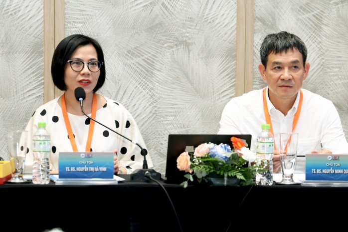 Bác sĩ Hà Vinh (bên trái) chia sẻ về tình trạng rụng tóc, hói đầu ở người trẻ