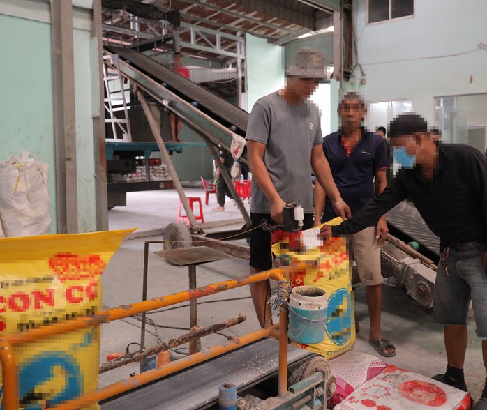 Lực lượng công an khám xét xưởng sản xuất phân bón giả tại tỉnh Tây Ninh. Ảnh: Công an tỉnh Tây Ninh