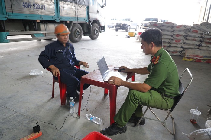 Các đối tượng bị bắt giữ để điều tra hành vi xâm phạm quyền sở hữu công nghiệp. Ảnh: Công an tỉnh Tây Ninh