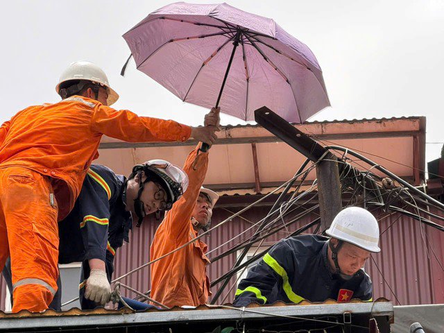 Cán bộ Đội CC&CNCH khu vực số 7 tiếp cận nạn nhân mắc kẹt trên mái nhà. Ảnh: CAHN