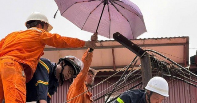 Hà Nội: Giải cứu người đàn ông nghi tai biến, mắc kẹt trên mái nhà ở đường Phùng Hưng