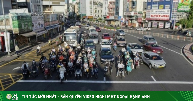 Ngày đầu vòng xoay trung tâm TP HCM phân luồng bằng đèn tín hiệu