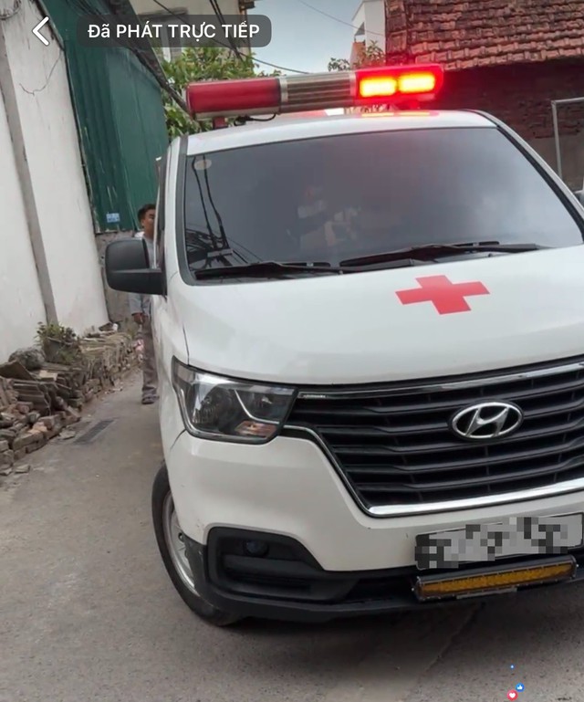 Xe cứu thương xuất hiện trước cơ sở chữa bệnh bằng nước để tiếp nhận thi thể nạn nhân. Ảnh cắt từ đoạn livestream trên Facebook Nguyễn Tiến Nam