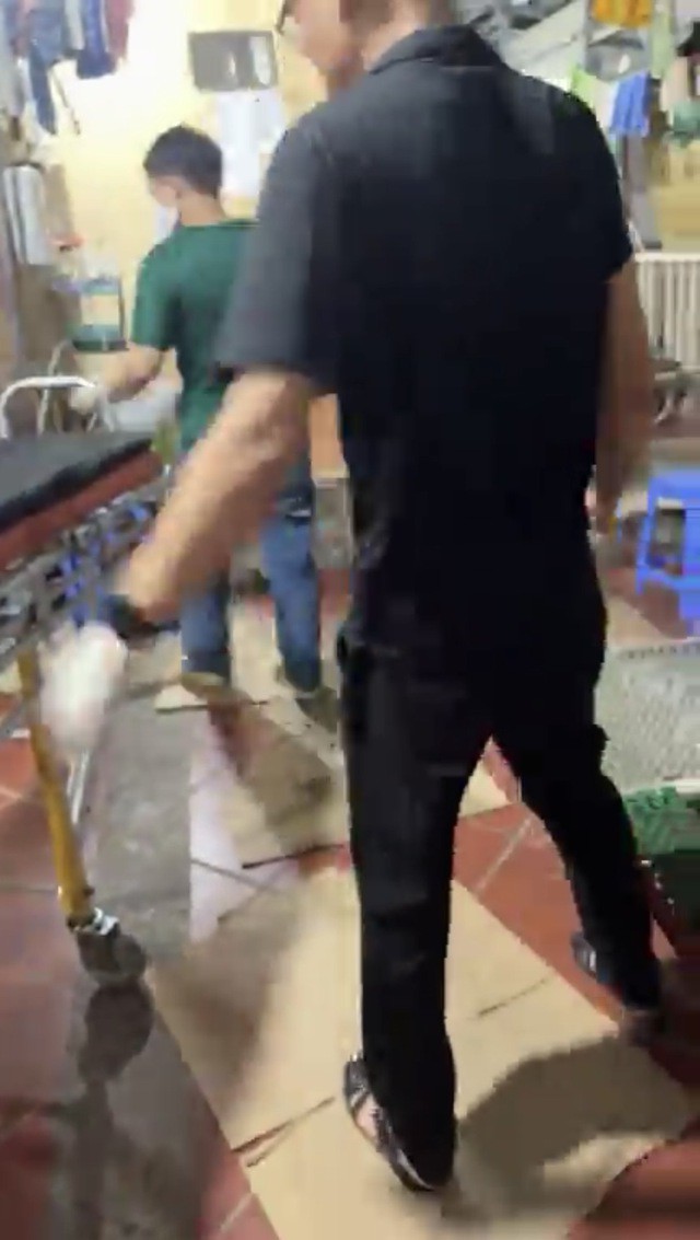 Nhóm người hỗ trợ đưa thi thể nạn nhân ra ngoài. Ảnh cắt từ đoạn livestream trên Facebook Nguyễn Tiến Nam
