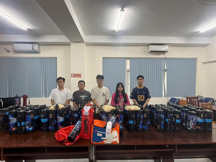 Các đối tượng cùng tang vật tại Công an TPHCM