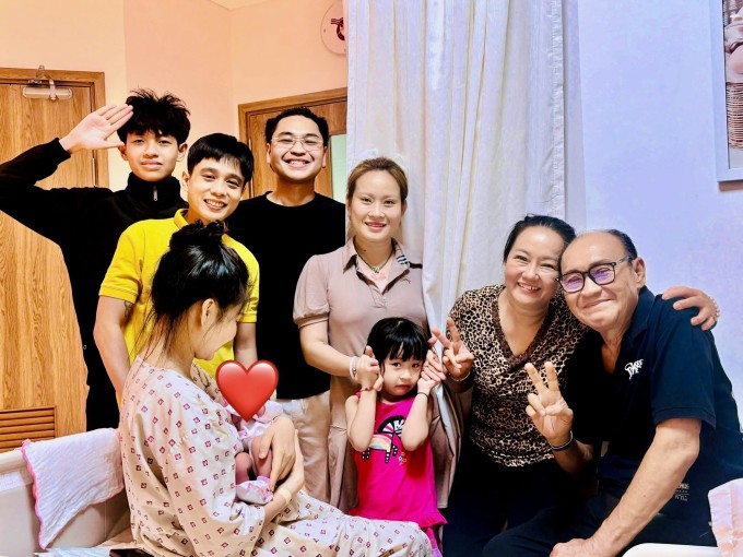 Lê Lộc được Tuấn Dũng và gia đình mừng sinh con đầu lòng, hôm 21/5.