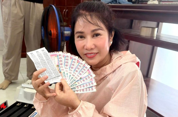 Chị Thùy Dương chia sẻ 8 vé Vĩnh Long trúng giải độc đắc. Chủ nhân may mắn là một chàng trai trẻ. Ảnh: ĐLVS Thùy Dương