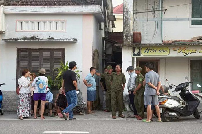 Công an khám nghiệm hiện trường tại một khu nhà trọ ở xã Tuy Phước