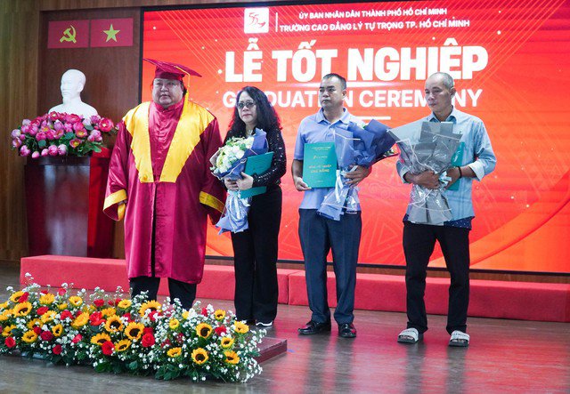 Lên nhận bằng thay trong lễ tốt nghiệp, phụ huynh bật khóc vì quá nhớ con - 1