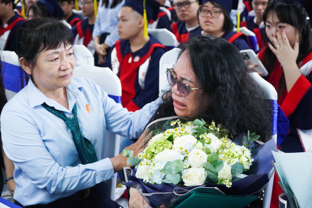 Lên nhận bằng thay trong lễ tốt nghiệp, phụ huynh bật khóc vì quá nhớ con - 2