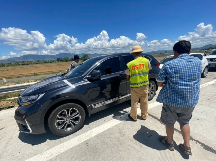 CSGT làm việc với tài xế lái ô tô chạy quá tốc độ trên cao tốc Vĩnh Hảo - Phan Thiết. (Ảnh: CSGT).