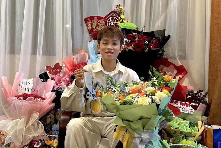 Hồ Văn Cường đắt show, được khán giả yêu mến.