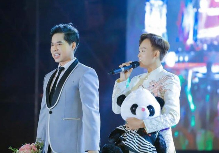 Hồ Văn Cường được Ngọc Sơn dẫn dắt sau khi mẹ nuôi qua đời.