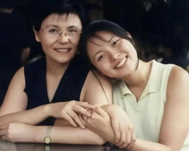 Lưu Diệc Đình và mẹ Lưu Vệ Hoa thời điểm ra mắt cuốn sách