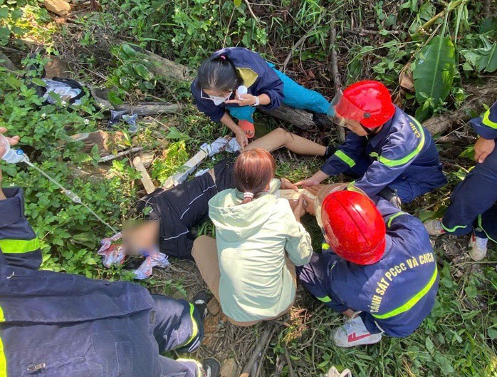 Hai em học sinh rơi xuống vực sâu 50 m