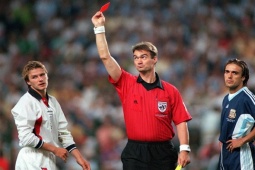 Kinh điển World Cup: Beckham mắc bẫy Simeone & màn sụp đổ của thần tượng
