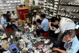 Sạp hàng nửa kín, nửa hở ở những 'thiên đường mua sắm' TPHCM