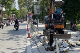 Vỉa hè lát đá trên tuyến đường trăm tỷ ở Hà Nội bị đục phá
