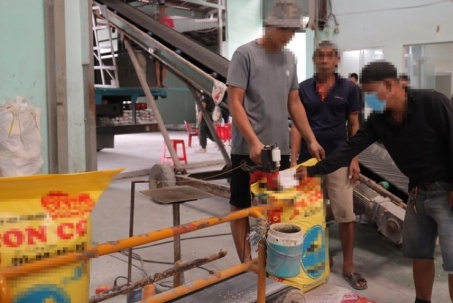 Bên trong đường dây sản xuất phân bón giả nhãn hiệu nổi tiếng
