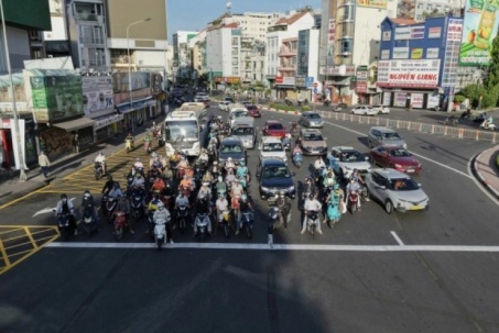 Ngày đầu vòng xoay trung tâm TP HCM phân luồng bằng đèn tín hiệu