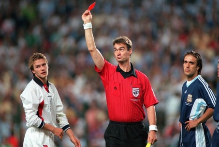 Kinh điển World Cup: Beckham mắc bẫy Simeone & màn sụp đổ của thần tượng