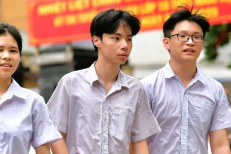 Những thí sinh đầu tiên bước vào kỳ thi lớp 10 ở Hà Nội, TPHCM năm 2026